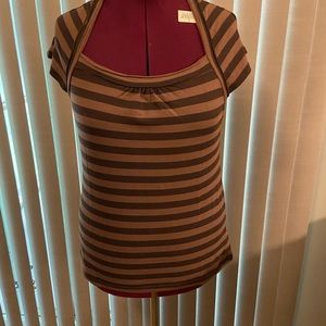 Horizontal striped shirt.